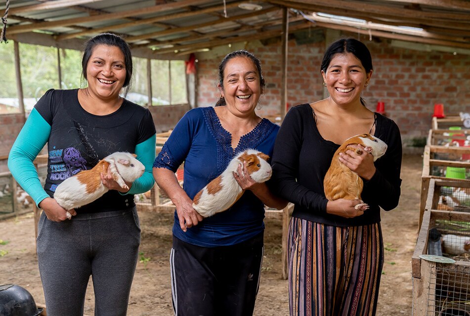 Productoras socias de COOPREDESCUY con sus cuyes