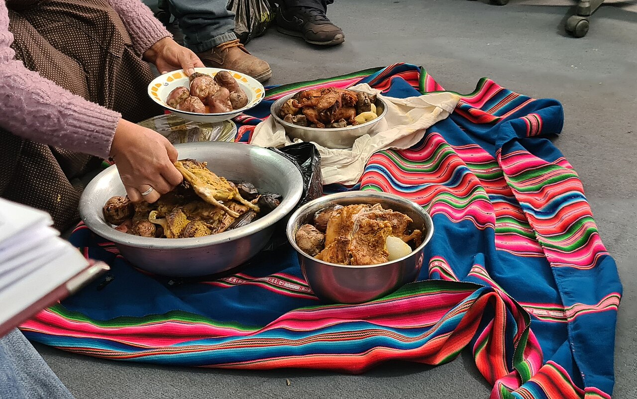 Caldo de cuy servido en fuentes para compartir