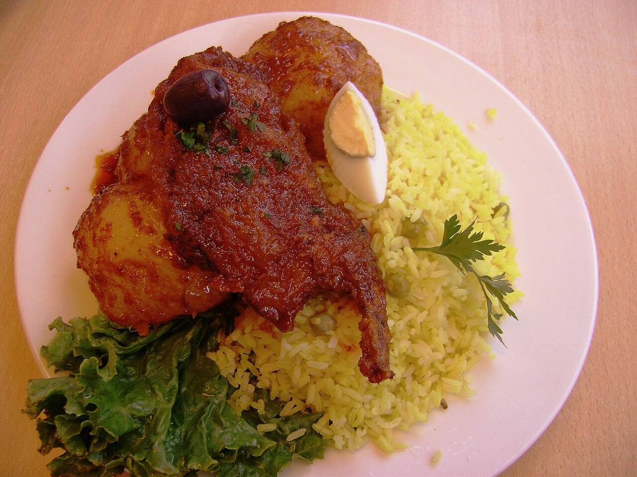 Cuy guisado en salsa servido con arroz