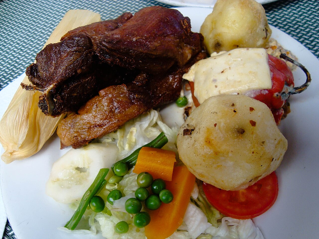 Lomito de cuy servido con verduras y papa